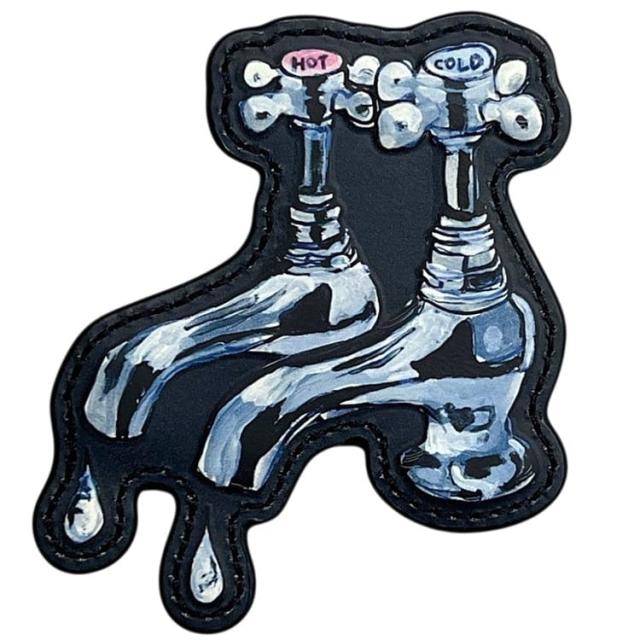 フェンディ バッグチャーム スタッド ネイビー 紺色 美品 水道 蛇口 レザー 中古