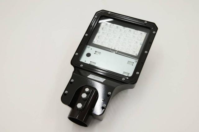 【送料無料】展示品 岩崎 LED 道路灯 KCE070 シリーズ E71102SAJ9 19年製C2B 送料無料】展示品 岩崎 LED 道路灯 KCE070 シリーズ E71102SAJ9