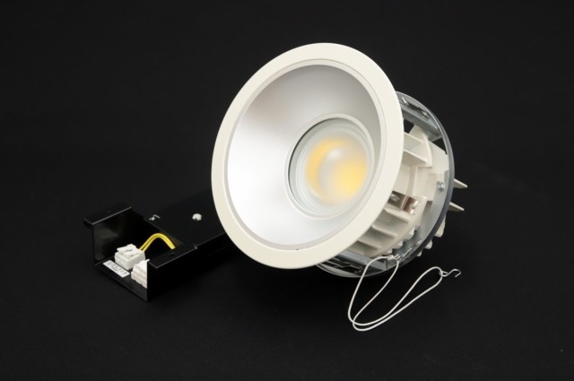 【送料無料】新品 東芝 LED 照明器具 ＬＥＤ一体形ダウンライト 調光 温白色 広角タイプ LEDD-95021MWW-LD9 100V-242V 50/60HzB4Dの通販は