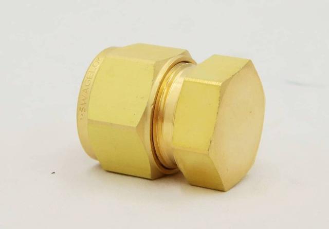 【送料無料】倉庫保管品 スウェージロック 真ちゅう製キャップ B-16MO-C 10mm 10個入 Eア5-3の通販は 5,480円