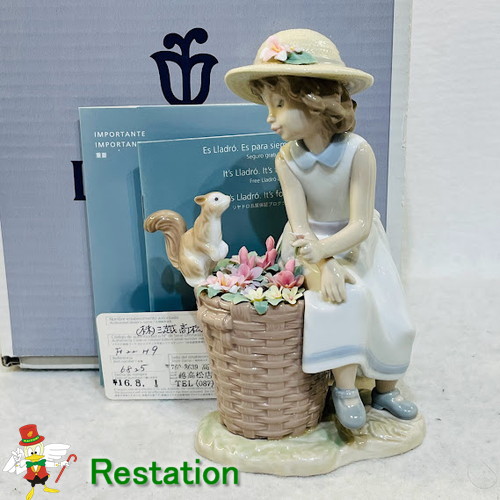 【中古】LLADROハローキティ リトルリス!女の子の置物 花を持った磁器の女の子※帽子のお花に1か所欠けあり【送料無料】