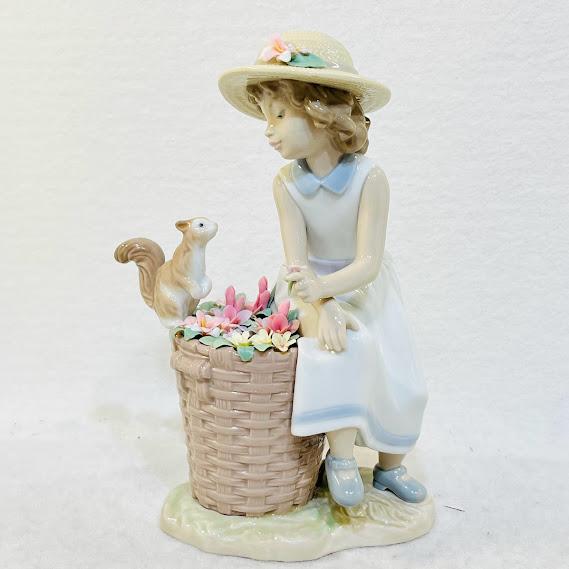 【中古】LLADROハローキティ リトルリス!女の子の置物 花を持った磁器の女の子※帽子のお花に1か所欠けあり【送料無料】_1