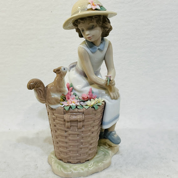 【中古】LLADROハローキティ リトルリス!女の子の置物 花を持った磁器の女の子※帽子のお花に1か所欠けあり【送料無料】_2