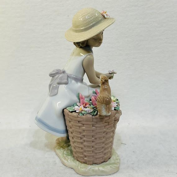 【中古】LLADROハローキティ リトルリス!女の子の置物 花を持った磁器の女の子※帽子のお花に1か所欠けあり【送料無料】_3