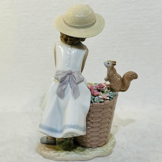 【中古】LLADROハローキティ リトルリス!女の子の置物 花を持った磁器の女の子※帽子のお花に1か所欠けあり【送料無料】_4