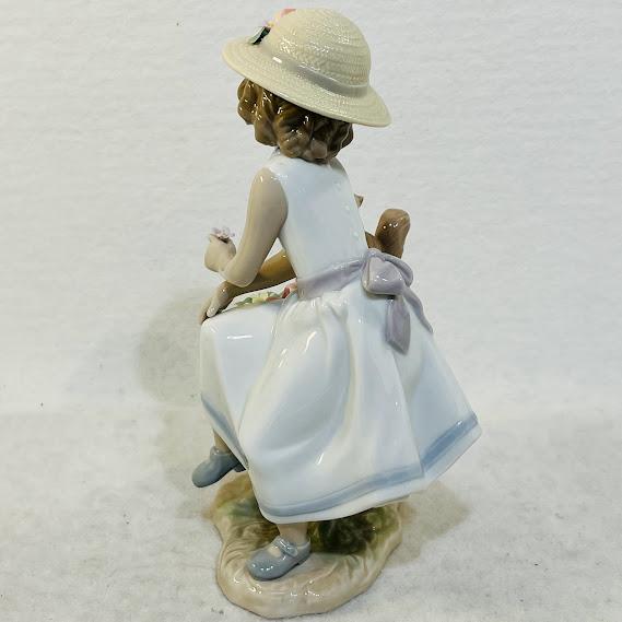 【中古】LLADROハローキティ リトルリス!女の子の置物 花を持った磁器の女の子※帽子のお花に1か所欠けあり【送料無料】_5