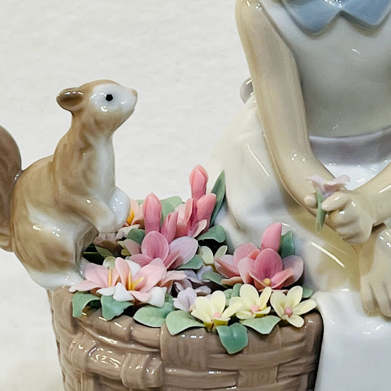 【中古】LLADROハローキティ リトルリス!女の子の置物 花を持った磁器の女の子※帽子のお花に1か所欠けあり【送料無料】_9