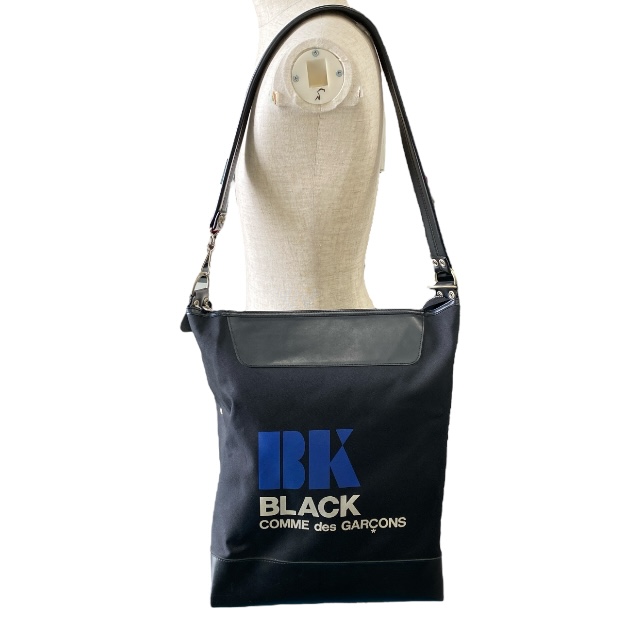 ブラックコムデギャルソン 1n-k201 ショルダーバッグ ロゴ ポリエステル ブラック BLACK COMME des GARCONS ユニセックス 人気 定番 モード シンプル 高級感
