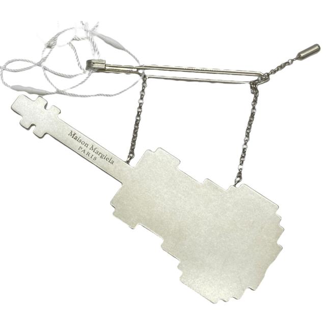 新品 メゾンマルジェラ クリスタル ギター ブローチ ピンブローチ ラインストーン シルバー レッド ブラック SM2VK0009 Maison Margiela 正規品 安心品質 ブランド保証 個性派 洗練 トレンド感_1