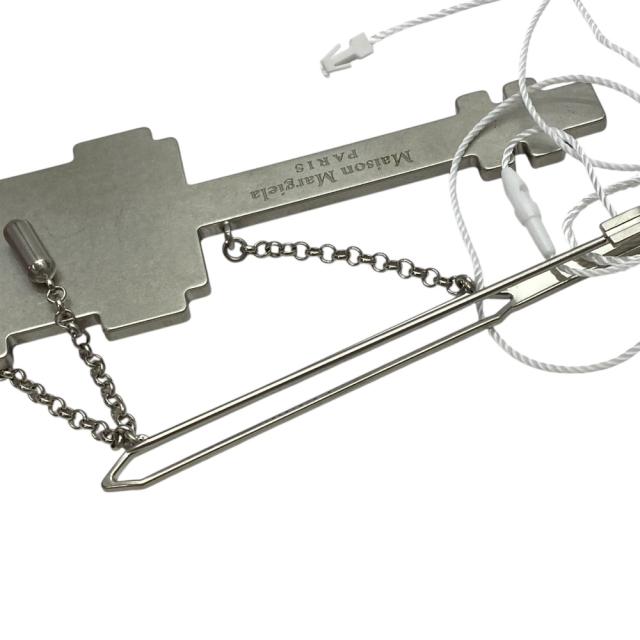 新品 メゾンマルジェラ クリスタル ギター ブローチ ピンブローチ ラインストーン シルバー レッド ブラック SM2VK0009 Maison Margiela 正規品 安心品質 ブランド保証 個性派 洗練 トレンド感_6