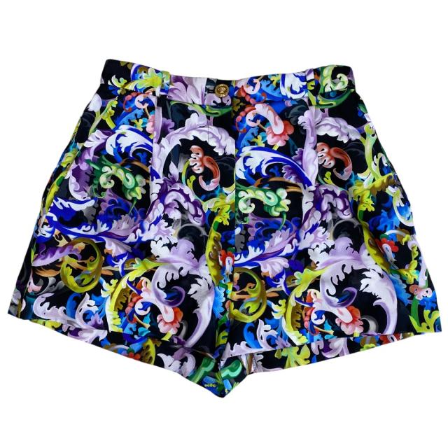 未使用 ヴェルサーチ プリント ショートパンツ ボトムス 総柄 ブラック マルチカラー シルク VERSACE[サイズ38] エレガント 高級感 洗練 上品 華やか 存在感 モダン スタイリッシュ フォーマル カジュアル 長期愛用