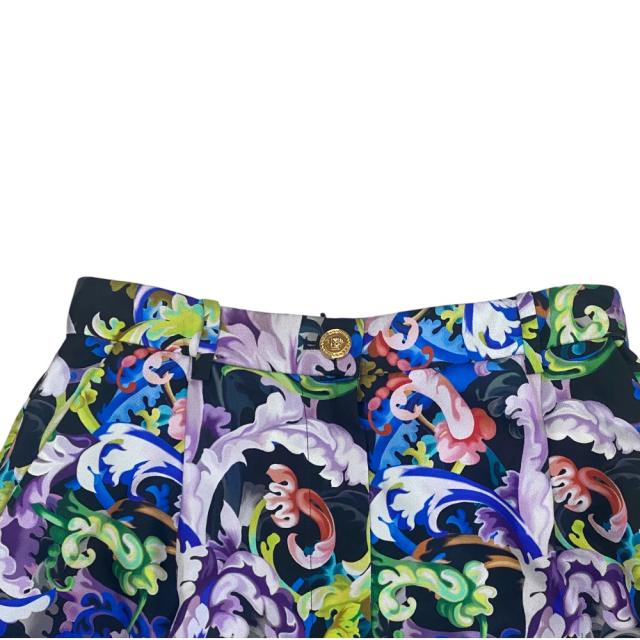 未使用 ヴェルサーチ プリント ショートパンツ ボトムス 総柄 ブラック マルチカラー シルク VERSACE[サイズ38] エレガント 高級感 洗練 上品 華やか 存在感 モダン スタイリッシュ フォーマル カジュアル 長期愛用_1