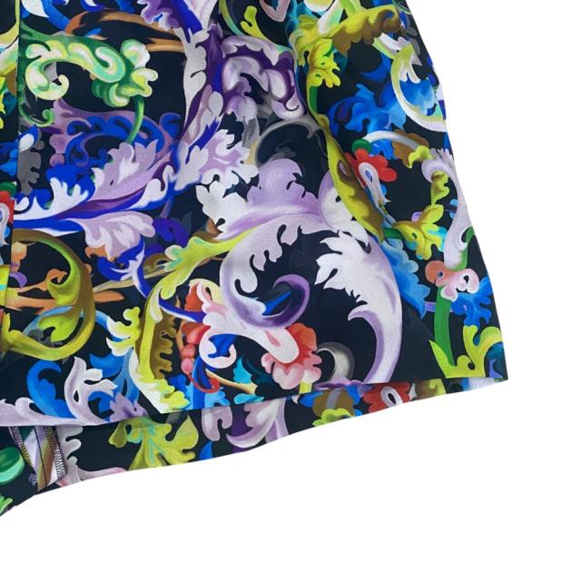 未使用 ヴェルサーチ プリント ショートパンツ ボトムス 総柄 ブラック マルチカラー シルク VERSACE[サイズ38] エレガント 高級感 洗練 上品 華やか 存在感 モダン スタイリッシュ フォーマル カジュアル 長期愛用_2