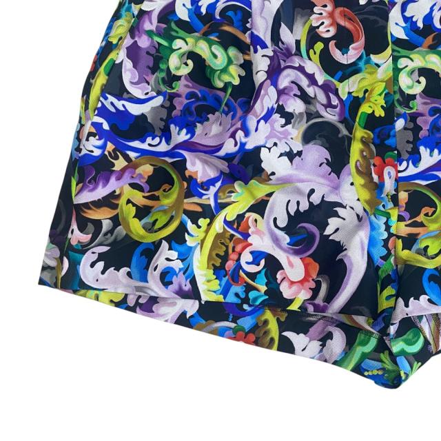 未使用 ヴェルサーチ プリント ショートパンツ ボトムス 総柄 ブラック マルチカラー シルク VERSACE[サイズ38] エレガント 高級感 洗練 上品 華やか 存在感 モダン スタイリッシュ フォーマル カジュアル 長期愛用_3