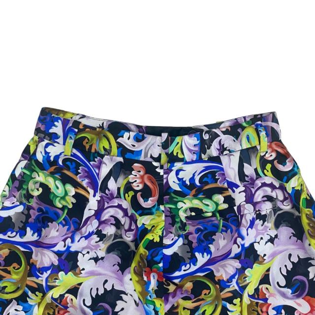 未使用 ヴェルサーチ プリント ショートパンツ ボトムス 総柄 ブラック マルチカラー シルク VERSACE[サイズ38] エレガント 高級感 洗練 上品 華やか 存在感 モダン スタイリッシュ フォーマル カジュアル 長期愛用_5