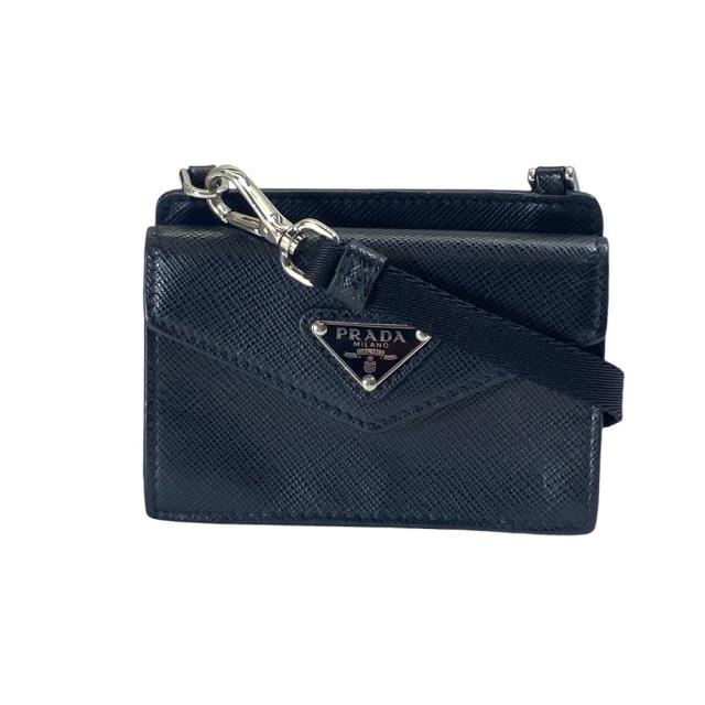 プラダ サフィアーノレザー カードケース ネックストラップ付 トライアングルロゴ メタルプレート ブラック PRADA 洗練 上品 高級感 スマート 薄型 携帯便利 ミニマル ビジネス フォーマル 日常使い 長期愛用