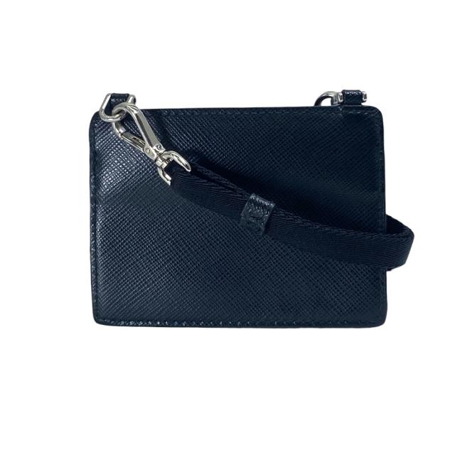 プラダ サフィアーノレザー カードケース ネックストラップ付 トライアングルロゴ メタルプレート ブラック PRADA 洗練 上品 高級感 スマート 薄型 携帯便利 ミニマル ビジネス フォーマル 日常使い 長期愛用_1