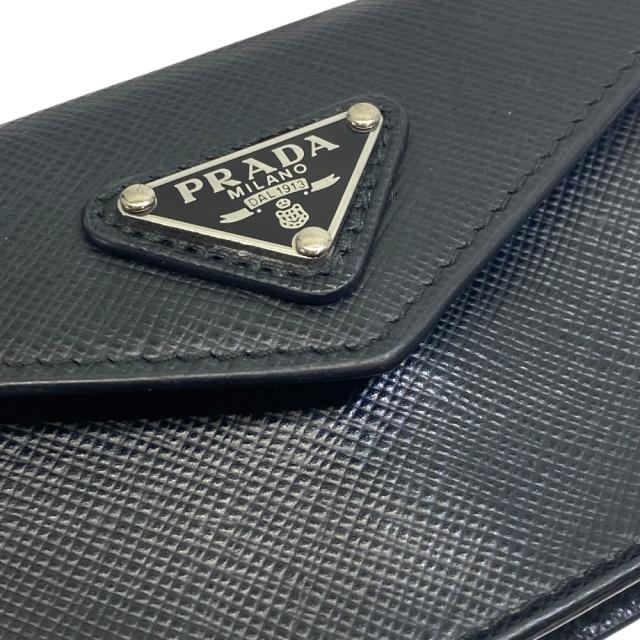プラダ サフィアーノレザー カードケース ネックストラップ付 トライアングルロゴ メタルプレート ブラック PRADA 洗練 上品 高級感 スマート 薄型 携帯便利 ミニマル ビジネス フォーマル 日常使い 長期愛用_4