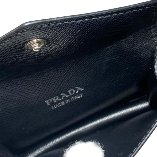 プラダ サフィアーノレザー カードケース ネックストラップ付 トライアングルロゴ メタルプレート ブラック PRADA 洗練 上品 高級感 スマート 薄型 携帯便利 ミニマル ビジネス フォーマル 日常使い 長期愛用_5