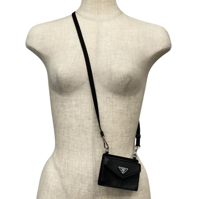 プラダ サフィアーノレザー カードケース ネックストラップ付 トライアングルロゴ メタルプレート ブラック PRADA 洗練 上品 高級感 スマート 薄型 携帯便利 ミニマル ビジネス フォーマル 日常使い 長期愛用_8