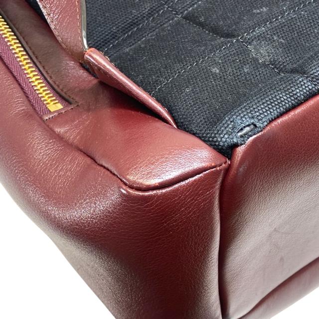 マルベリー レザー ジップ バックパック リュックサック ボルドー ゴールド ロゴ MULBERRY 洗練 上品 高級感 エレガント モダン スタイリッシュ 軽量 収納力 デイリー 旅行 長期愛用_2