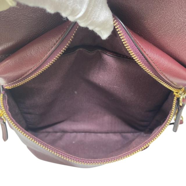 マルベリー レザー ジップ バックパック リュックサック ボルドー ゴールド ロゴ MULBERRY 洗練 上品 高級感 エレガント モダン スタイリッシュ 軽量 収納力 デイリー 旅行 長期愛用_5