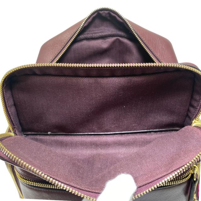 マルベリー レザー ジップ バックパック リュックサック ボルドー ゴールド ロゴ MULBERRY 洗練 上品 高級感 エレガント モダン スタイリッシュ 軽量 収納力 デイリー 旅行 長期愛用_6