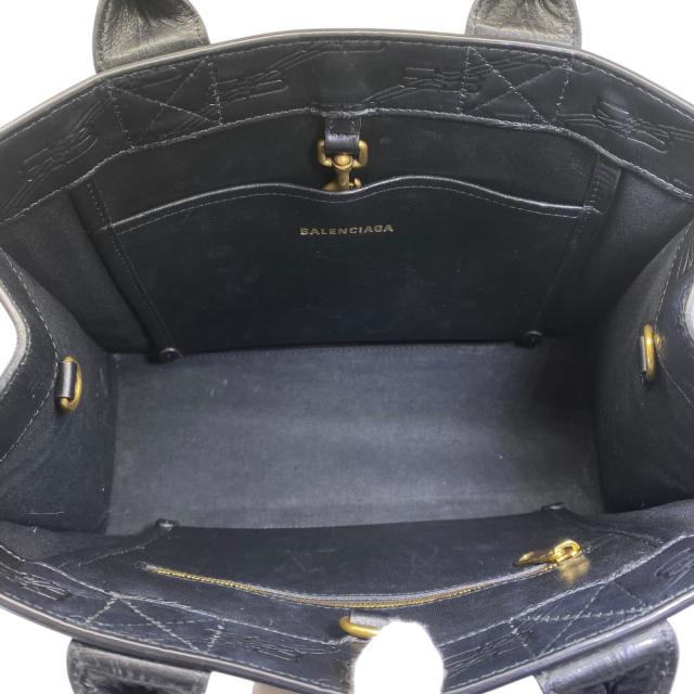バレンシアガ BBモノグラム ハードウェア ハンドバッグ トートバッグ エンボス ロゴ レザー ブラック 714187 BALENCIAGA 高級感 洗練 上品 人気 トレンド デイリー ビジネス 実用性