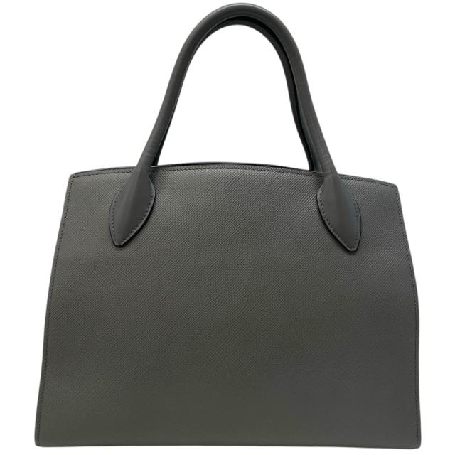 プラダ Monochrome ハンドバッグ トートバッグ ロゴ サフィアーノレザー 白タグ グレー PRADA 上品 洗練 高級感 エレガント デイリー 実用性 収納力 スタイリッシュ_1