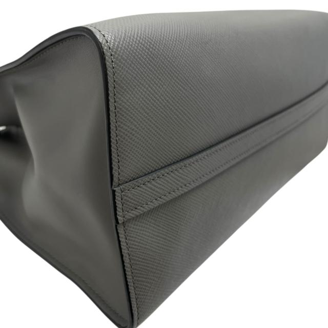プラダ Monochrome ハンドバッグ トートバッグ ロゴ サフィアーノレザー 白タグ グレー PRADA 上品 洗練 高級感 エレガント デイリー 実用性 収納力 スタイリッシュ_2