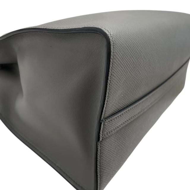プラダ Monochrome ハンドバッグ トートバッグ ロゴ サフィアーノレザー 白タグ グレー PRADA 上品 洗練 高級感 エレガント デイリー 実用性 収納力 スタイリッシュ_4