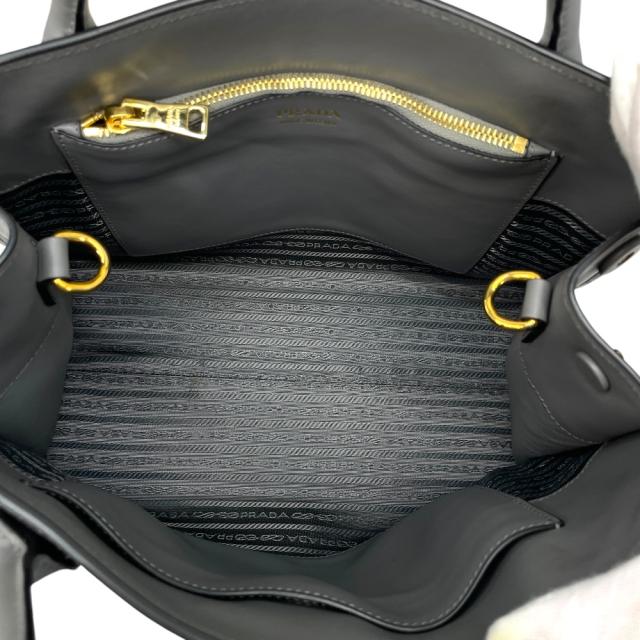 プラダ Monochrome ハンドバッグ トートバッグ ロゴ サフィアーノレザー 白タグ グレー PRADA 上品 洗練 高級感 エレガント デイリー 実用性 収納力 スタイリッシュ_6