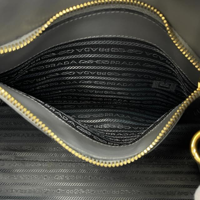 プラダ Monochrome ハンドバッグ トートバッグ ロゴ サフィアーノレザー 白タグ グレー PRADA 上品 洗練 高級感 エレガント デイリー 実用性 収納力 スタイリッシュ_7