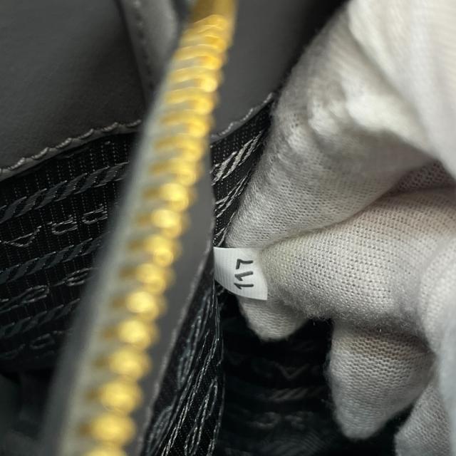 プラダ Monochrome ハンドバッグ トートバッグ ロゴ サフィアーノレザー 白タグ グレー PRADA 上品 洗練 高級感 エレガント デイリー 実用性 収納力 スタイリッシュ_8