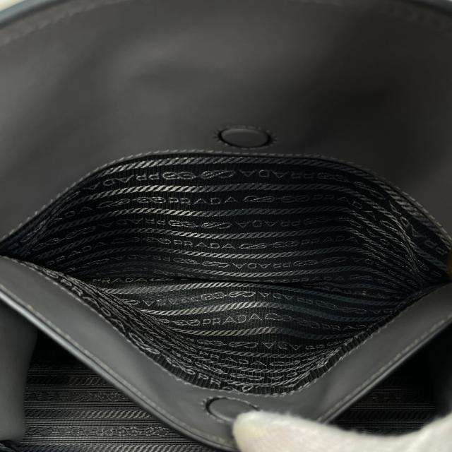 プラダ Monochrome ハンドバッグ トートバッグ ロゴ サフィアーノレザー 白タグ グレー PRADA 上品 洗練 高級感 エレガント デイリー 実用性 収納力 スタイリッシュ_9