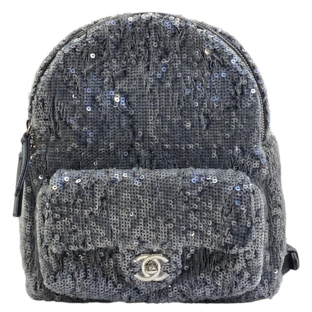 シャネル スパンコール ウォーターフォール バックパック リュックサック ココマーク ロゴ グレー ブラック シルバー CHANEL 上品 洗練 高級感 軽量 実用性 定番 スタイリッシュ カジュアル トレンド 万能