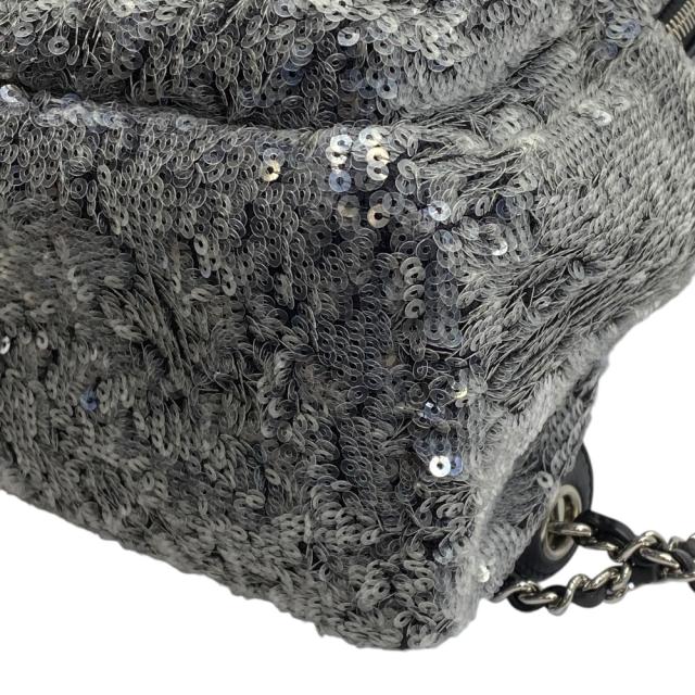 シャネル スパンコール ウォーターフォール バックパック リュックサック ココマーク ロゴ グレー ブラック シルバー CHANEL 上品 洗練 高級感 軽量 実用性 定番 スタイリッシュ カジュアル トレンド 万能_3