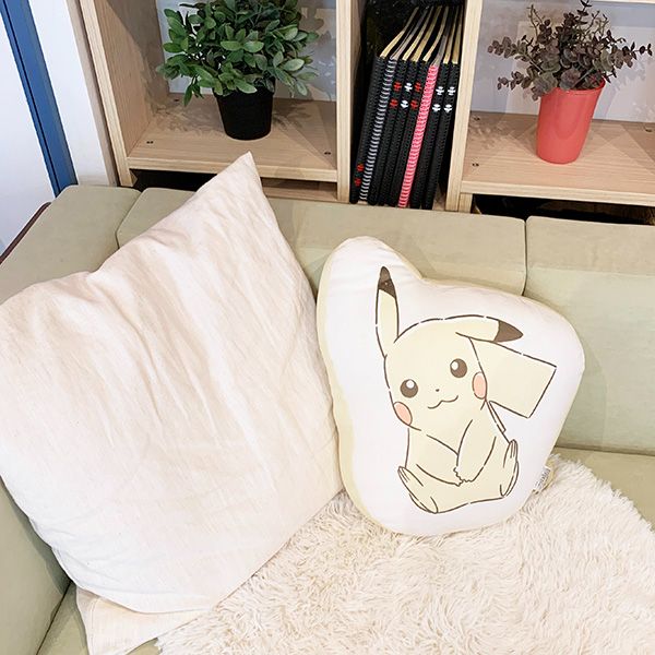 6r1664 さんかくクッション 新品 ポケモン ごろ寝 ピカチュウ