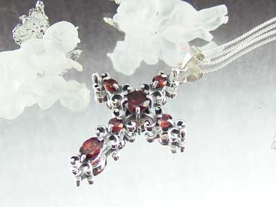 ガーネットゴシックSVクロスペンダントの通販は 6,321円