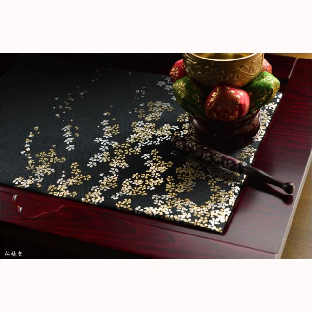 豪華金襴仕立【高級防炎お仏壇マット金彩 金銀桜：黒（くろ）20号 