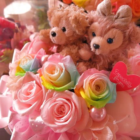 ジェラトーニ　ぬいぐるみ　大きなジェラトーニがお花を抱えた　サプライズ　ダッフィー＆シェリーメイ　レインボーローズ　プリザーブド_2