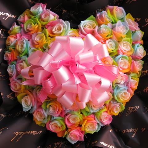 レインボーローズ　プリザーブドフラワー　30cm×40cm　ケース付き　カラフル　レインボーローズ　ハート　フラワーギフト　◆誕生日プレ
