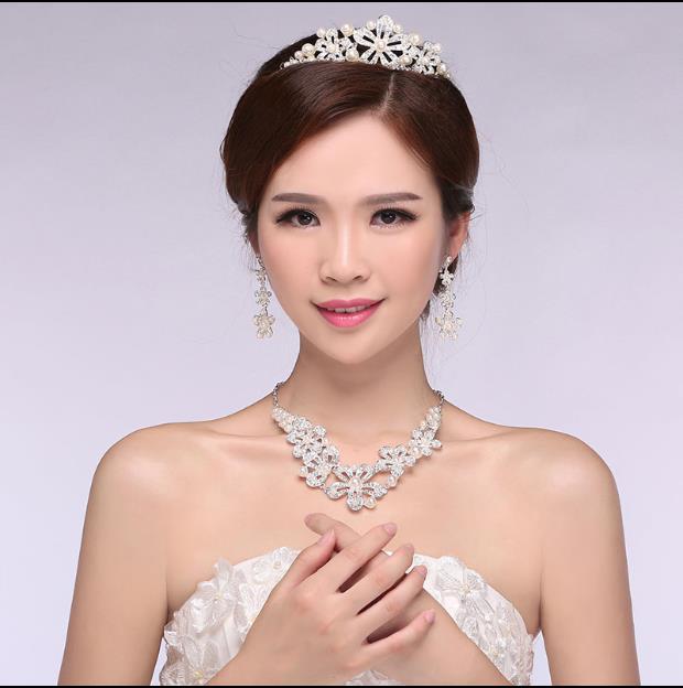 値下げしました 即納 結婚式 花嫁アイテム ブライダルアクセサリーのネックレス ピアスorイヤリング ティアラの３点ジュエリの通販はau Pay マーケット Gift Amoll