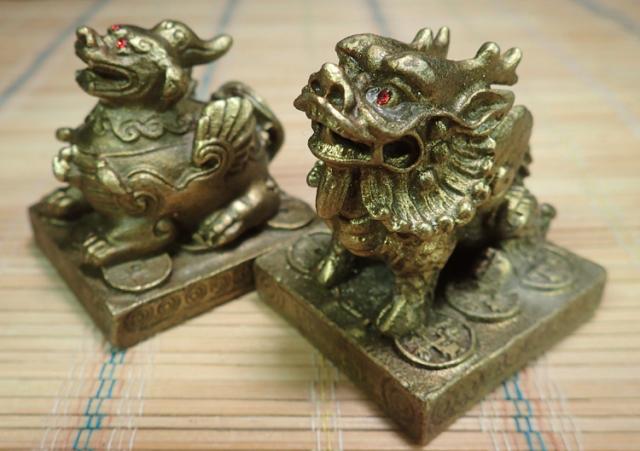 貔貅(ひきゅう) 台付小 5H一対セット(銅製 金糸水晶12ミリ玉 漆台付)の通販は 13,860円