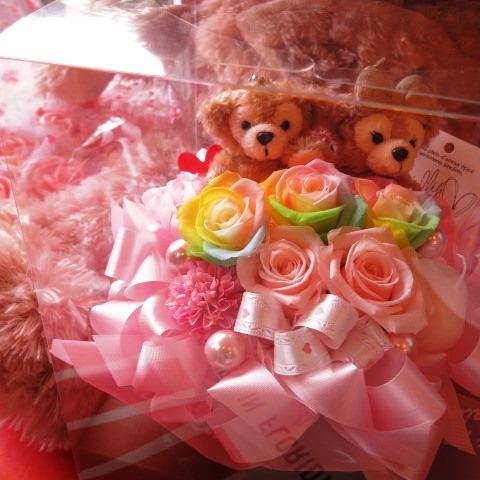 ジェラトーニ　ぬいぐるみ　大きなジェラトーニがお花を抱えた　サプライズ　ダッフィー＆シェリーメイ　レインボーローズ　プリザーブド_1