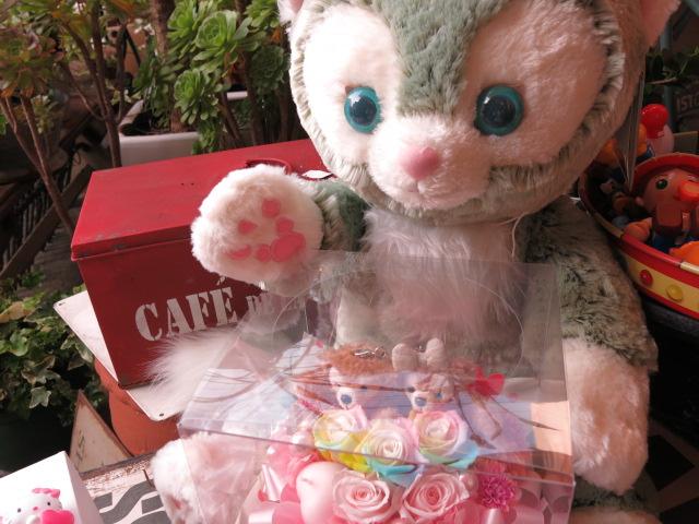 ジェラトーニ ぬいぐるみ 大きなジェラトーニがお花を抱えた サプライズ ダッフィー シェリーメイ レインボーローズ プリザーブドの通販はau Pay マーケット フラワーガーデンリーブス