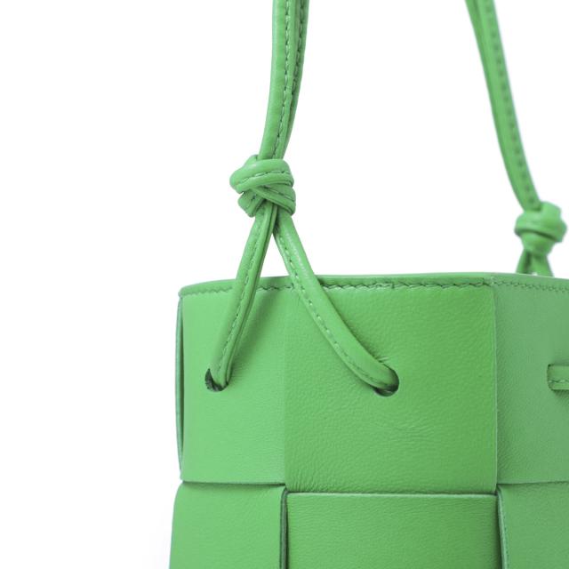 BOTTEGA VENETA カセット クロスボディバケットバッグ ミニ BOTTEGA VENETA カセット クロスボディバケットバッグ ミニ