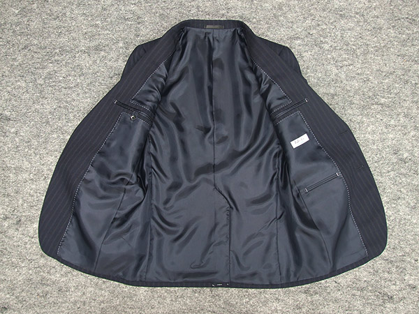 秋冬物 3ピース スタイリッシュ2釦シングルスーツ 濃紺ストライプ [Y