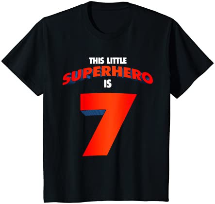 キッズ このリトルスーパーヒーローは7歳のヒーロー、7歳の誕生日です Tシャツ