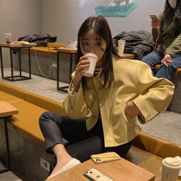 アウター レディース ジャケット フェイクレザー エコレザー ジャケット ドロップショルダー 肩パッド 革ジャン クロップ丈 ショート丈 PU 長袖 無地 レトロ ポケット ルーズ 着痩せ 体型カバー 大人可愛い カジュアル 韓国 ストリート シンプル おしゃれ かっこいいの通販は 5,401円